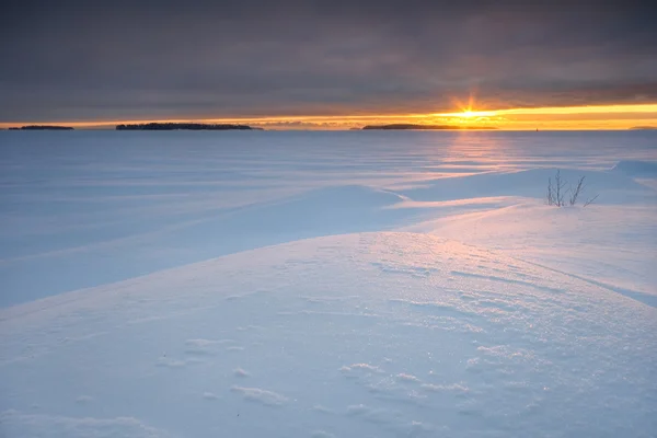 Mar helado y cubierto de nieve intacta — Foto de Stock