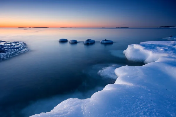 Лед и холодная вода — стоковое фото