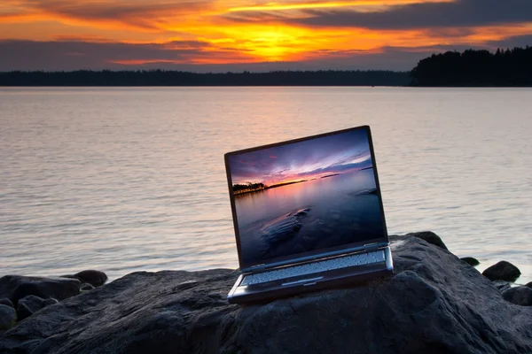 Paisagem com laptop na manhã de verão — Fotografia de Stock