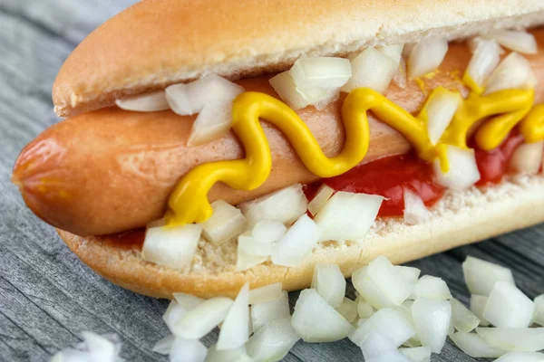 Hot dog s žlutá hořčice a spoustu mleté cibule — Stock fotografie