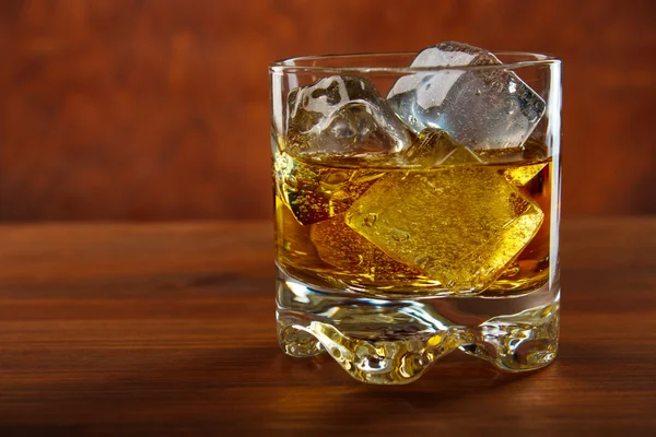 Whisky na skałach na drewnianym stole — Zdjęcie stockowe