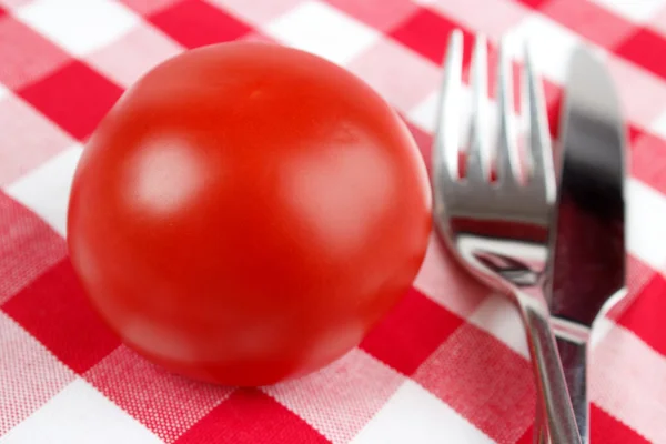 Tomat med matplats köksredskap — Stockfoto