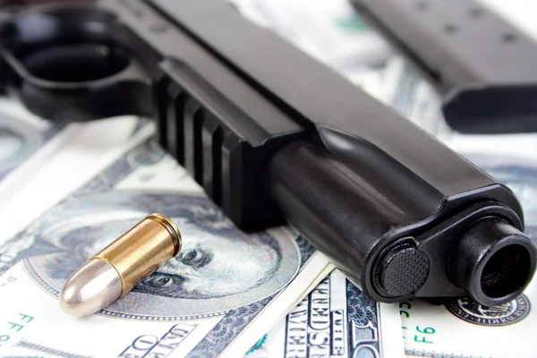 Bala de 9mm e pistola com dinheiro — Fotografia de Stock