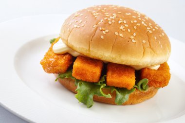 Fishburger ve mayonez plaka üzerinde