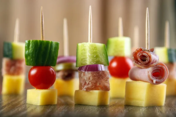 Varas de coquetel com queijo — Fotografia de Stock