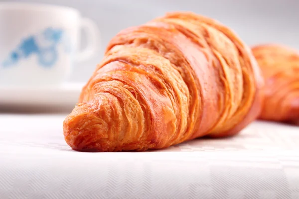 Croissant Nahaufnahme auf weißer Tischdecke — Stockfoto