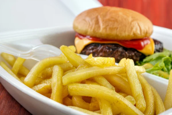 Hambúrguer com porção de batatas fritas — Fotografia de Stock