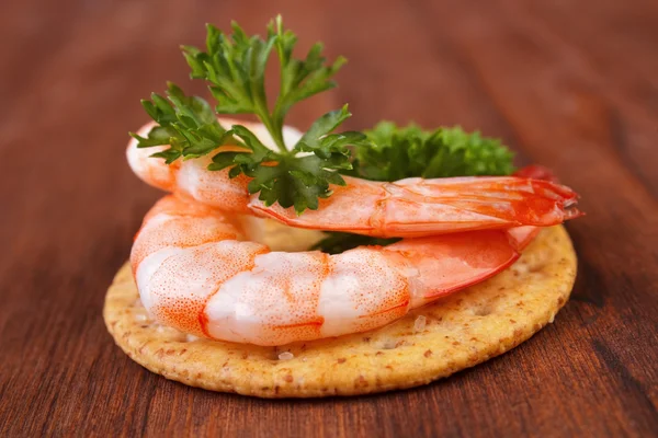 Shrimps and cracker snack — Stock Photo, Image
