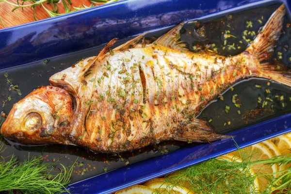 Horno de pescado cocido con hierbas —  Fotos de Stock