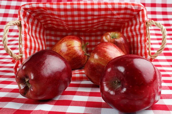Cesta e maçãs vermelhas — Stockfoto