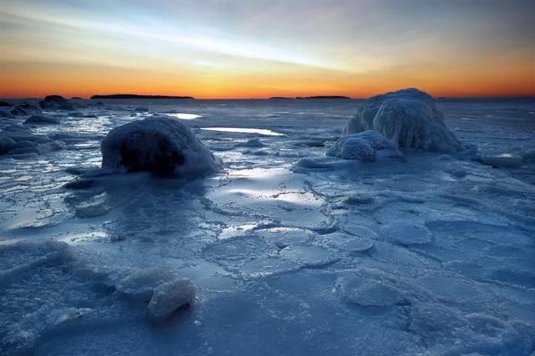 在冬天的早晨冰冷海岸线 — 图库照片