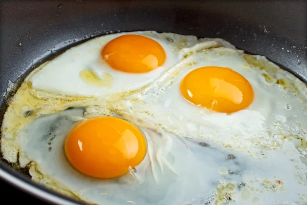 Ovos fritos em uma panela — Fotografia de Stock