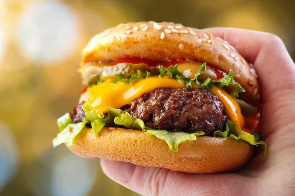 Hand bedrijf hamburger Stockfoto