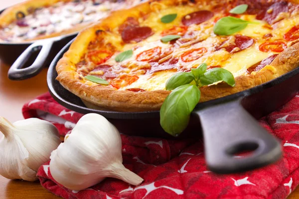 Pfannenpizzen — Stockfoto