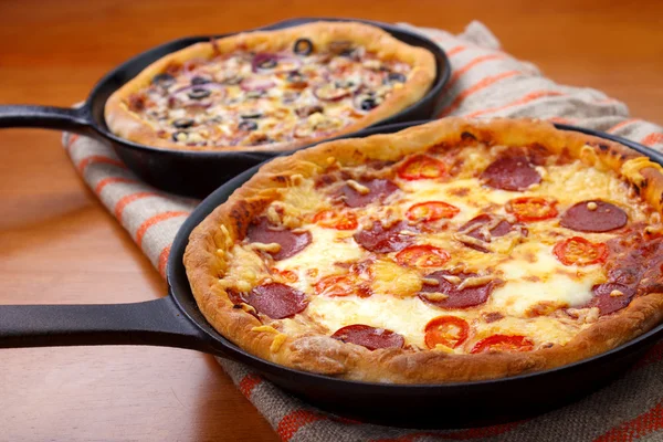 Panela de frigideira pizzas — Fotografia de Stock