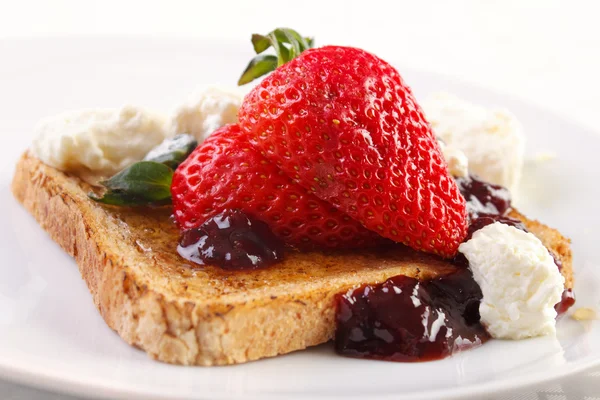 Strawberry toast — Stock Photo, Image