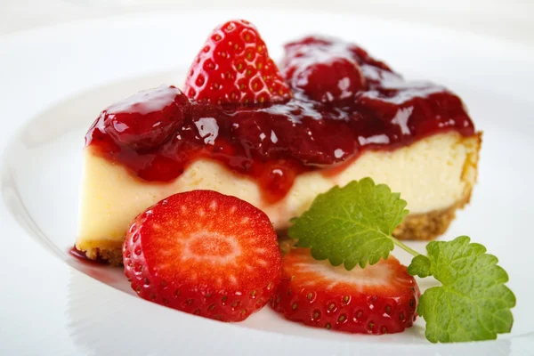 Cheesecake met aardbeien Rechtenvrije Stockfoto's