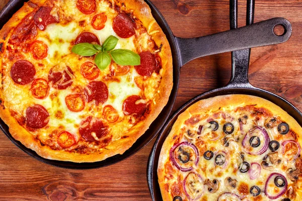 Dwóch patelni pizze — Zdjęcie stockowe