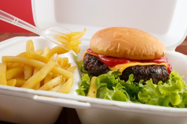 Burger patates bölümü ile