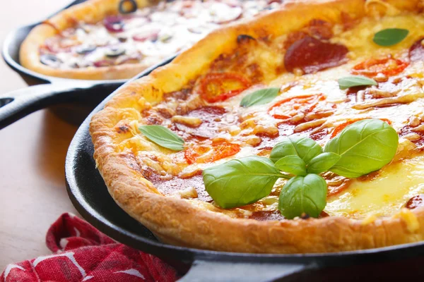 Κατσαρόλα closeup πίτσα — Φωτογραφία Αρχείου
