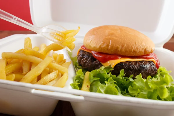 Hamburger s hranolky část — Stock fotografie