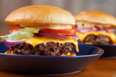 İki ev yapımı hamburger