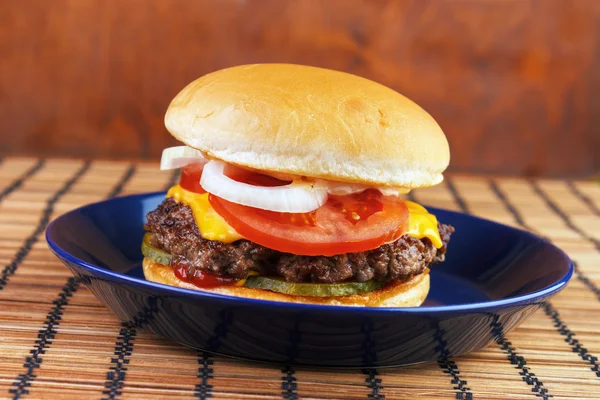 Świeży domowy burger — Zdjęcie stockowe