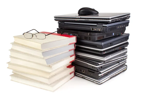 Laptops e livros — Fotografia de Stock