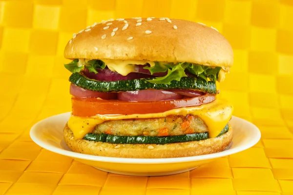 Hamburguesa vegetariana en plato — Foto de Stock