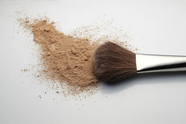 Make-up Pinsel mit beige losem Gesicht Puder horizontal auf weißem Hintergrund platziert — Stockfoto