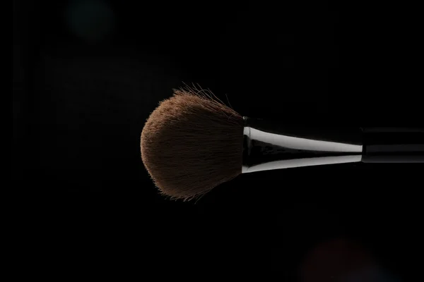 Cepillo de maquillaje horizontal sobre fondo negro — Foto de Stock