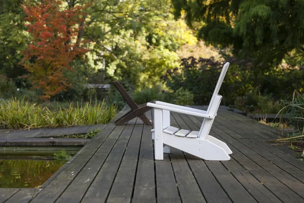 Beyaz ahşap sandalye