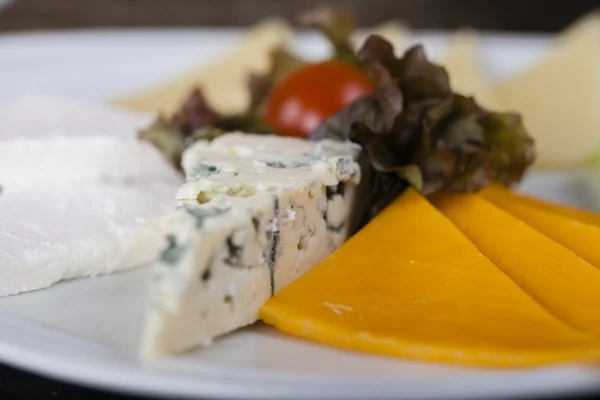 Peynir tabağı kiraz domates ile