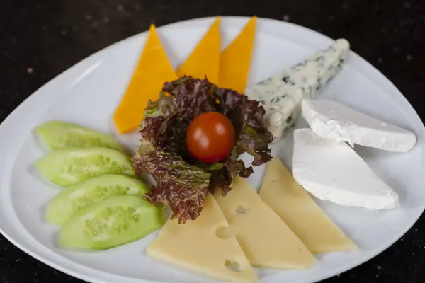 Peynir tabağı kiraz domates ile