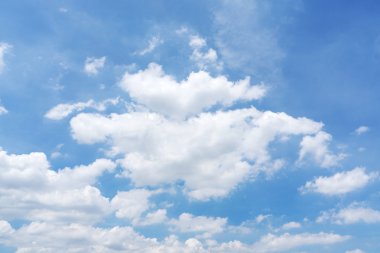 Mavi gökyüzünde beyaz kabarık bulutlar