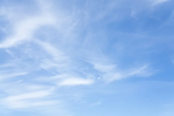 Mavi gökyüzünde beyaz kabarık bulutlar Telifsiz Stok Imajlar