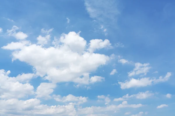 Mavi gökyüzünde beyaz kabarık bulutlar - Stok İmaj