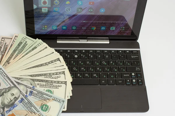 laptop ve dolar