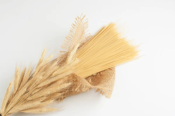 Beyaz masada spagetti ile kompozisyon