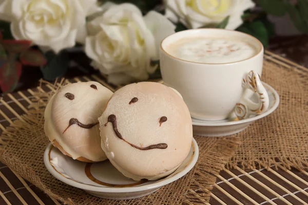 Gözleme gülümseme, gül ve sabah bir fincan kahve