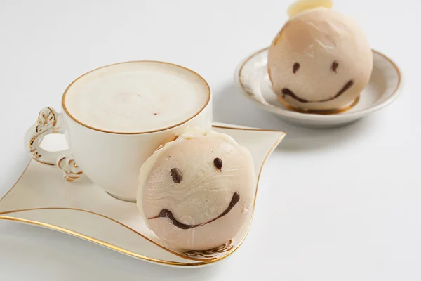 Gözleme gülümseme ve sabah bir fincan kahve beyaz masada