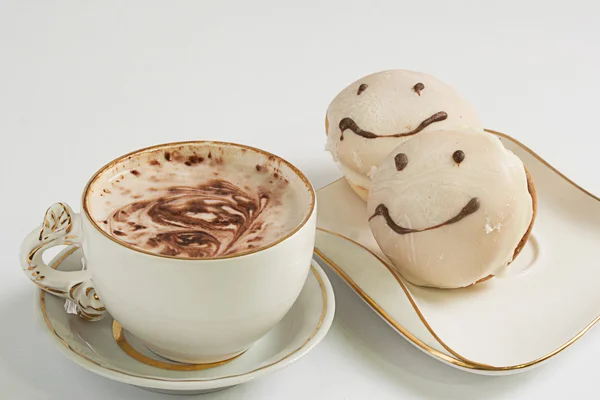 Gözleme gülümseme ve sabah bir fincan kapuçino beyaz masada