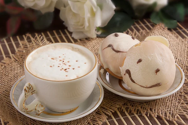 Gözleme gülümseme ve sabah bir fincan kahve masada