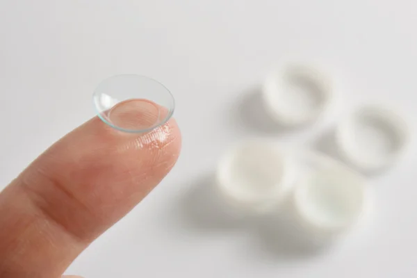 Kontakt lens parmak
