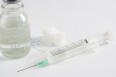 Şırınga, pamuk, beyaz arka plan üzerinde ilaç şişeleri