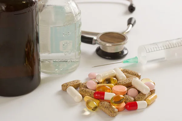 Şırınga, hap, stetoskop beyaz masada