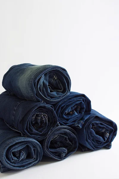 Beyaz bir arka plan üzerinde rulo kot