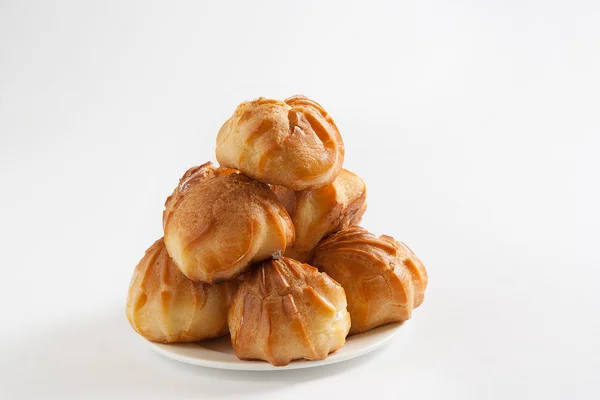 Eklerleri beyaz zemin üzerine krema ile