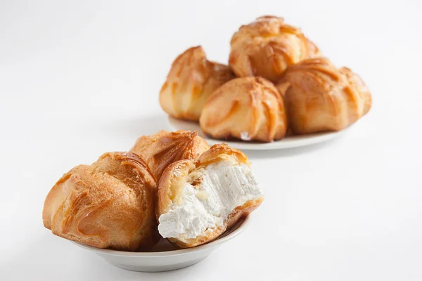 Eklerleri beyaz zemin üzerine krema ile