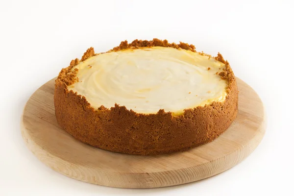Beyaz bir arka plan üzerinde tüm Cheesecake